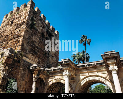 La Porta di Adriano in Antalya la parte superiore della Porta di Adriano e la vecchia torre vista dal basso in estate giornata di sole Foto Stock