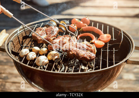 Quasi pronto! Close-up foto di deliziosi barbecue di carne alla griglia. Il concetto di picnic. Concetto di barbecue Foto Stock