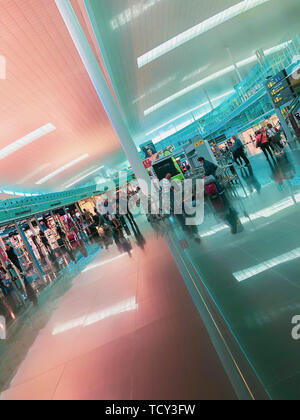 Barcellona, Spagna - 08 Giugno, 2019. El Prat Josep Tarradellas Aeroporto. A Piedi e in udienza i passeggeri in attesa per i voli all'interno moderno aeroporto con Foto Stock