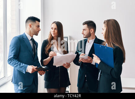 Young business persone per discutere il nuovo progetto di business in ufficio. Il lavoro di squadra di brainstorming Foto Stock