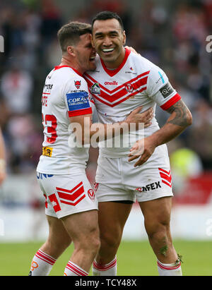 Saint Helens' Lachlan Coote celebra con Saint Helens Zeb Taia Foto Stock