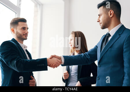 La gente di affari si stringono la mano dopo un buon affare. Business Meeting di partenariato concept Foto Stock