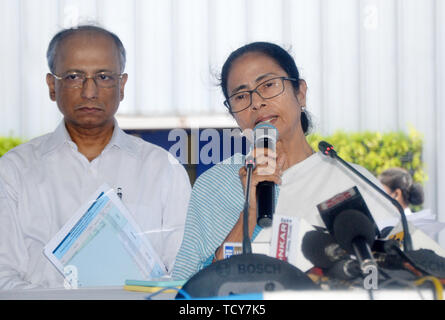 Chief Minister Mamata Banerjee parla durante la tate amministrativi a livello di riunione di riesame tenutasi a Kolkata. Il Bengala Occidentale Chief Minister Mamata Banerjee chiamato un livello di stato riesame amministrativo incontro con lei officer presso l'ufficio amministrativo del Bengala Occidentale di governo a Nabanna, Kolkata. Foto Stock