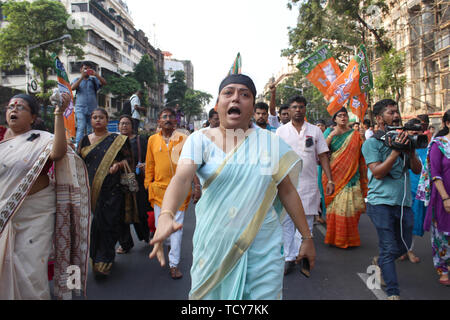 BJP lavoratore di sesso femminile che canta slogan mentre facendo un gesto durante la protesta in Kolkata. Almeno quattro persone sono state uccise e altri tre gravemente feriti negli scontri scoppiati tra tutti India Trinamool Congress e Bhartiya Janata Party sostenitori in Area Basirhat in Nord 24 Parganas quartiere sulla notte di sabato. Si è affermato che gli scontri scoppiati oltre la rimozione di bandiere dei partiti politici. Membro BJP segretario generale Sayantan Basu detto, tre BJP parte lavoratori Sukanta Mondal, Pradip Mondal e Shankar Mondal morì in questo scontro. Foto Stock