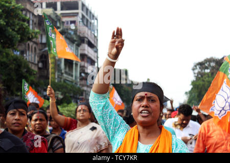 BJP lavoratore di sesso femminile che canta slogan mentre facendo un gesto durante la protesta in Kolkata. Almeno quattro persone sono state uccise e altri tre gravemente feriti negli scontri scoppiati tra tutti India Trinamool Congress e Bhartiya Janata Party sostenitori in Area Basirhat in Nord 24 Parganas quartiere sulla notte di sabato. Si è affermato che gli scontri scoppiati oltre la rimozione di bandiere dei partiti politici. Membro BJP segretario generale Sayantan Basu detto, tre BJP parte lavoratori Sukanta Mondal, Pradip Mondal e Shankar Mondal morì in questo scontro. Foto Stock