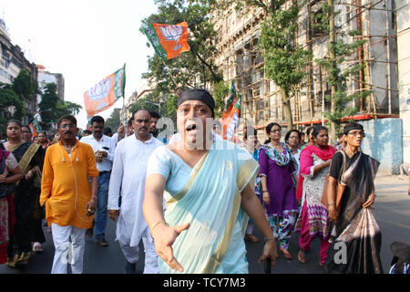 BJP lavoratore di sesso femminile che canta slogan mentre facendo un gesto durante la protesta in Kolkata. Almeno quattro persone sono state uccise e altri tre gravemente feriti negli scontri scoppiati tra tutti India Trinamool Congress e Bhartiya Janata Party sostenitori in Area Basirhat in Nord 24 Parganas quartiere sulla notte di sabato. Si è affermato che gli scontri scoppiati oltre la rimozione di bandiere dei partiti politici. Membro BJP segretario generale Sayantan Basu detto, tre BJP parte lavoratori Sukanta Mondal, Pradip Mondal e Shankar Mondal morì in questo scontro. Foto Stock