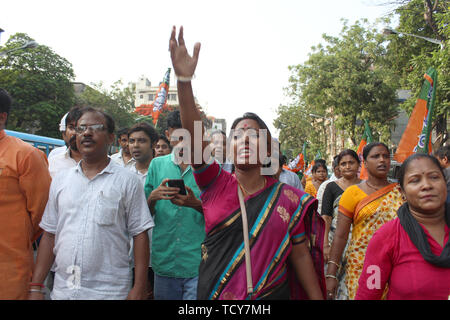 BJP lavoratore di sesso femminile che canta slogan mentre facendo un gesto durante la protesta in Kolkata. Almeno quattro persone sono state uccise e altri tre gravemente feriti negli scontri scoppiati tra tutti India Trinamool Congress e Bhartiya Janata Party sostenitori in Area Basirhat in Nord 24 Parganas quartiere sulla notte di sabato. Si è affermato che gli scontri scoppiati oltre la rimozione di bandiere dei partiti politici. Membro BJP segretario generale Sayantan Basu detto, tre BJP parte lavoratori Sukanta Mondal, Pradip Mondal e Shankar Mondal morì in questo scontro. Foto Stock