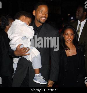 WILL SMITH CON IL SUO FIGLIO Jaden Smith Jada Pinkett Smith 12/4/01 John Barrett/PHOTOlink.net Foto Stock