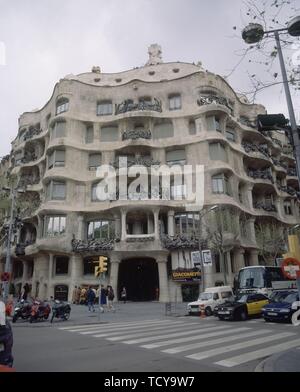 FACHADA MODERNISTA - 1906-10 - DESPUES DE LA RESTAURACION. Autore: Antonio Gaudi. Posizione: Casa Mila O LA PEDRERA-esterno. Spagna. Foto Stock