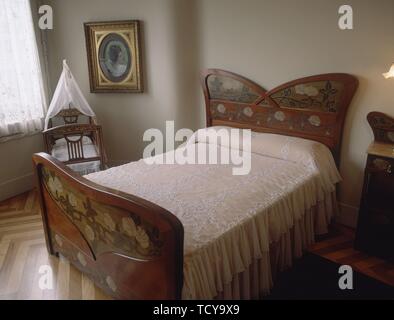 Interno- DORMITORIO MODERNISTA- 1910. Posizione: Casa Mila O LA PEDRERA-interno. Barcellona. Spagna. Foto Stock