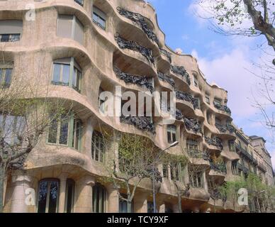 FACHADA MODERNISTA - 1906-10 - DESPUES DE LA RESTAURACION. Autore: Antonio Gaudi. Posizione: Casa Mila O LA PEDRERA-esterno. Spagna. Foto Stock