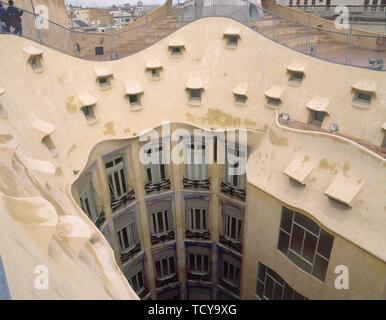 TEJADO MODERNISTA - Vista del patio interno- 1906-10. Autore: Antonio Gaudi. Posizione: Casa Mila O LA PEDRERA-esterno. Spagna. Foto Stock