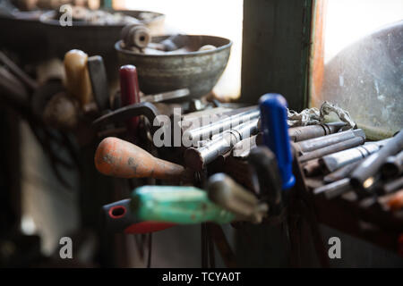 Ramaio workshop e fatto a mano le cose in rame, Lahich, Azerbaigian. Interno del ramaio officina nel villaggio. Foto Stock