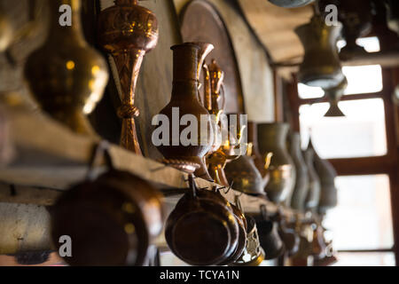 Ramaio workshop e fatto a mano le cose in rame, Lahich, Azerbaigian. Interno del ramaio officina nel villaggio. Foto Stock