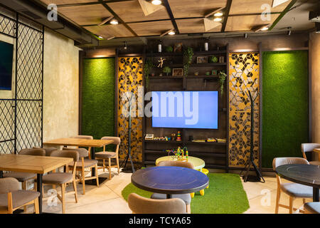 Minsk, Bielorussia - 29 Maggio 2019: interior shot della zona lounge del ristorante Foto Stock