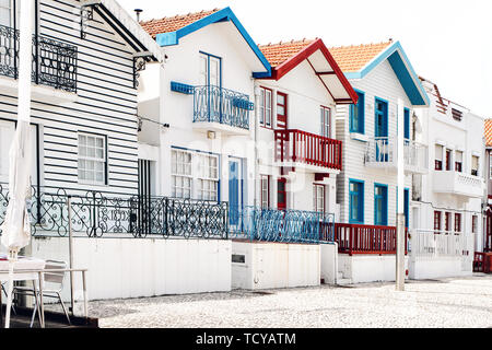 Strada con strisce colorate case in Costa Nova village, Aveiro, Portogallo. Famoso resort sulla costa atlantica in Beira Litoral. Turistici popolari Foto Stock