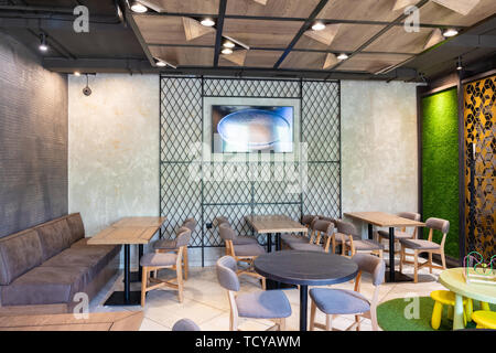 Minsk, Bielorussia - 29 Maggio 2019: interior shot della zona lounge del ristorante Foto Stock