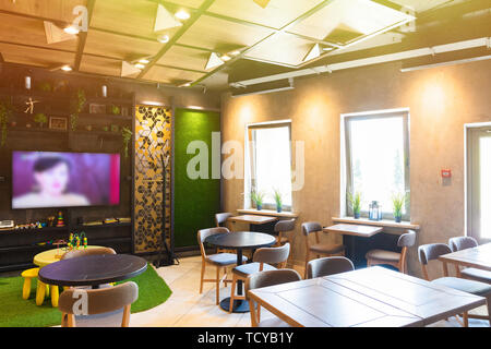 Minsk, Bielorussia - 29 Maggio 2019: interior shot della zona lounge del ristorante Foto Stock
