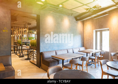 Minsk, Bielorussia - 29 Maggio 2019: interior shot della zona lounge del ristorante Foto Stock