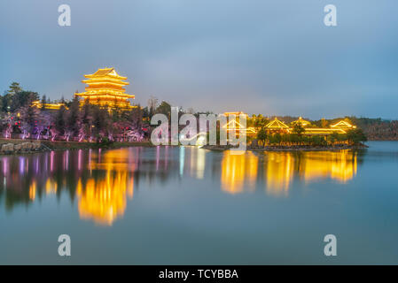 Vista notturna di Wenchang Pavilion District, Confucio città culturale, Suixi, Guangdong Foto Stock