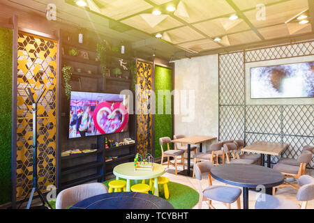 Minsk, Bielorussia - 29 Maggio 2019: interior shot della zona lounge del ristorante Foto Stock