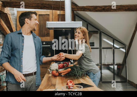 Bel paio di preparare il cibo in cucina Foto Stock