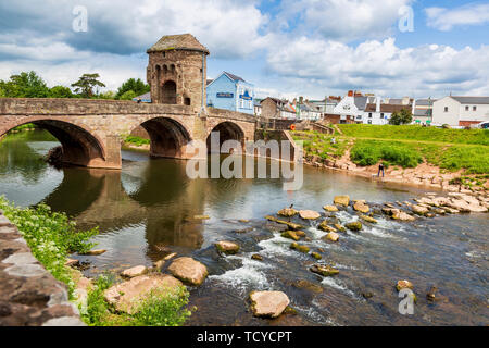 Il ponte medievale Monnow sul fiume a Monmouth, Galles Foto Stock