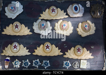 TBILISI, GEORGIA - 3 Maggio 2019: Vecchio badge sovietica, ordini e medaglie venduti sul secco del mercato Ponte a Tbilisi, Georgia. Si tratta di una pratica quotidiana di open-air fle Foto Stock