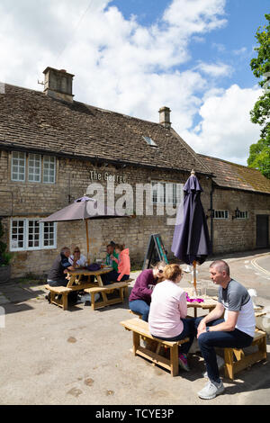 Somerset pub - persone sedute a bere all'aperto presso il George Inn, Bathampton, bagno Somerset England Regno Unito Foto Stock