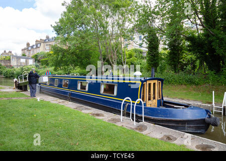 Canal Boat Regno Unito - Canal Boat ormeggiato sul Kennet and Avon Canal, bagno Somerset England Regno Unito Foto Stock