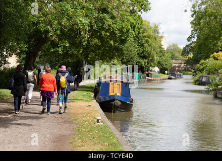 Somerset REGNO UNITO - la gente a piedi lungo la strada alzaia del Kennet and Avon Canal in estate - Concetto di uno stile di vita sano; Bath Somerset England Regno Unito Foto Stock