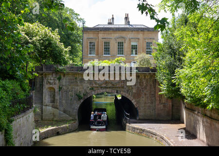 Kennet and Avon Canal, bagno Somerset England Regno Unito - un canal boat andare sotto un ponte su una soleggiata giornata estiva in giugno Foto Stock