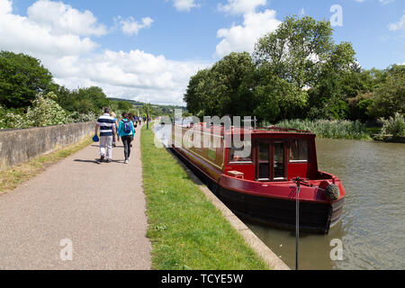 Somerset campagna, - la gente camminare lungo il Kennet and Avon canal da bagno per Bathampton su una soleggiata giornata estiva in giugno, Somerset England Regno Unito Foto Stock