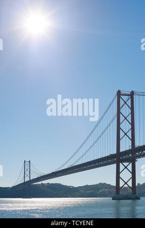 Il Liberty Memorial Bridge a Lisbona, Portogallo, 25 aprile. Foto Stock