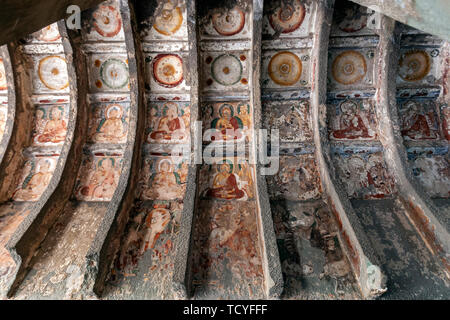 Dipinti di Buddha e Bodhisattvas sulle arcate. Cave 10, grotte di Ajanta, Aurangabad distretto, nello Stato del Maharashtra, India Foto Stock