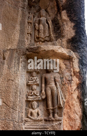 Figure in pietra al di fuori delle cave 11, grotte di Ajanta, Aurangabad distretto, nello Stato del Maharashtra, India Foto Stock