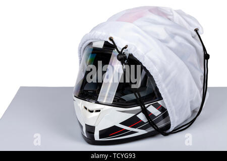 Un casco bianco faccia piena di moto all'interno del suo caso isolato su bianco. Foto Stock