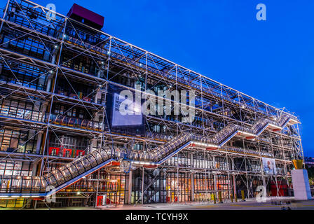 Parigi, Francia - Luglio 01, 2005: Beaubourg area con il Centro Georges Pompidou Museo a notte presso la città di Parigi in Francia il 1 luglio, 2005 Foto Stock