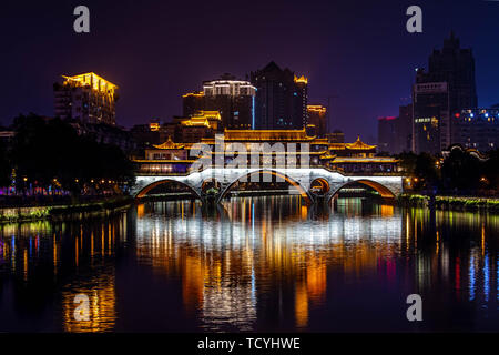 Vista notturna di Anshun ponte coperto nel fiume Fonan, Chengdu Foto Stock