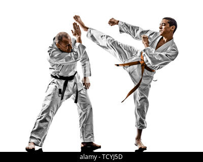 Due uomini di karate sensei e adolescente studente fighters combattimenti isolati su sfondo bianco Foto Stock