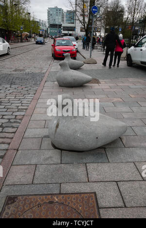 Scultura di strada di colombe nella città vecchia di Tallinn, Estonia Foto Stock