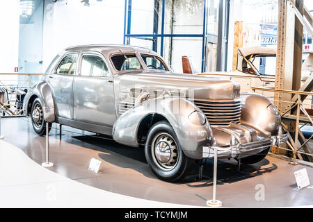 Bruxelles, Belgio, Jan 18, 2019: argento vintage tipo di cavo 812 1937 lucida e brillante vecchio classico auto retrò a Bruxelles AutoWorld Museum, esposizione Foto Stock