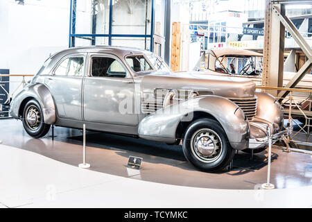 Bruxelles, Belgio, Jan 18, 2019: argento vintage tipo di cavo 812 1937 lucida e brillante vecchio classico auto retrò a Bruxelles AutoWorld Museum, esposizione Foto Stock