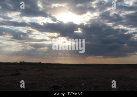 Un raro raggio di luce Dindal in cui il sole splende dalle fitte nuvole, come una luce divina. Foto Stock