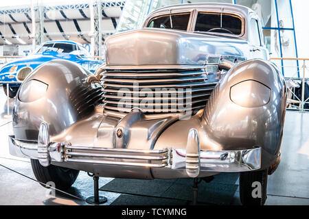 Bruxelles, Belgio, Jan 18, 2019: argento vintage tipo di cavo 812 1937 lucida e brillante vecchio classico auto retrò a Bruxelles AutoWorld Museum, esposizione Foto Stock