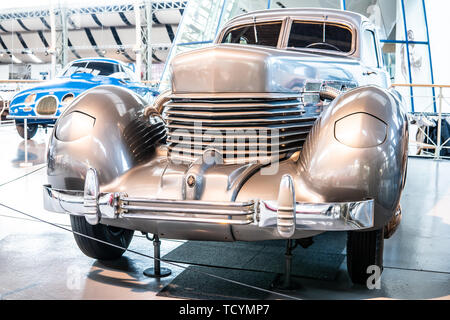 Bruxelles, Belgio, Jan 18, 2019: argento vintage tipo di cavo 812 1937 lucida e brillante vecchio classico auto retrò a Bruxelles AutoWorld Museum, esposizione Foto Stock