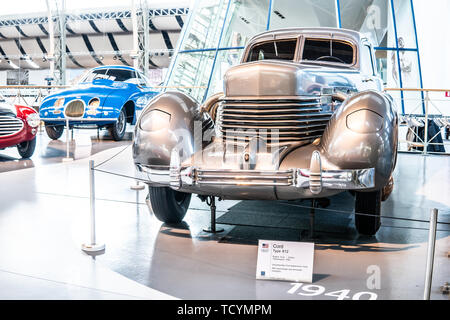 Bruxelles, Belgio, Jan 18, 2019: argento vintage tipo di cavo 812 1937 lucida e brillante vecchio classico auto retrò a Bruxelles AutoWorld Museum, esposizione Foto Stock