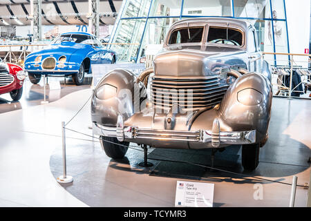 Bruxelles, Belgio, Jan 18, 2019: argento vintage tipo di cavo 812 1937 lucida e brillante vecchio classico auto retrò a Bruxelles AutoWorld Museum, esposizione Foto Stock