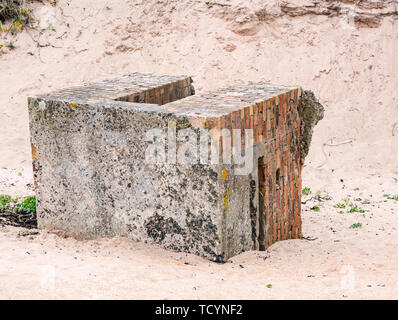 II Guerra Mondiale bunker di calcestruzzo caduto fuori della duna di sabbia sepolto sulla spiaggia Tyninghame, East Lothian, Scozia, Regno Unito Foto Stock