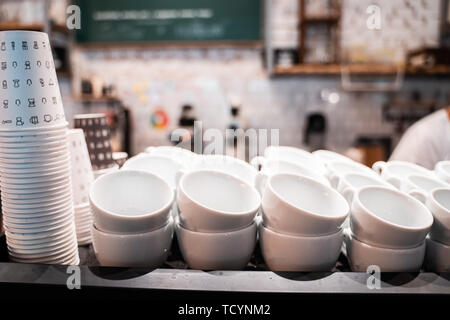 Pila di piccole tazze di ceramica sul ripiano. Foto Stock